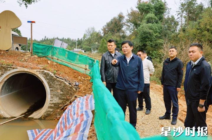 付旭明在路口镇桐仁桥灌区现代化改造项目现场,调研水利项目建设情况。 付旭明在路口镇桐仁桥灌区现代化改造项目现场,调研水利项目建设情况。