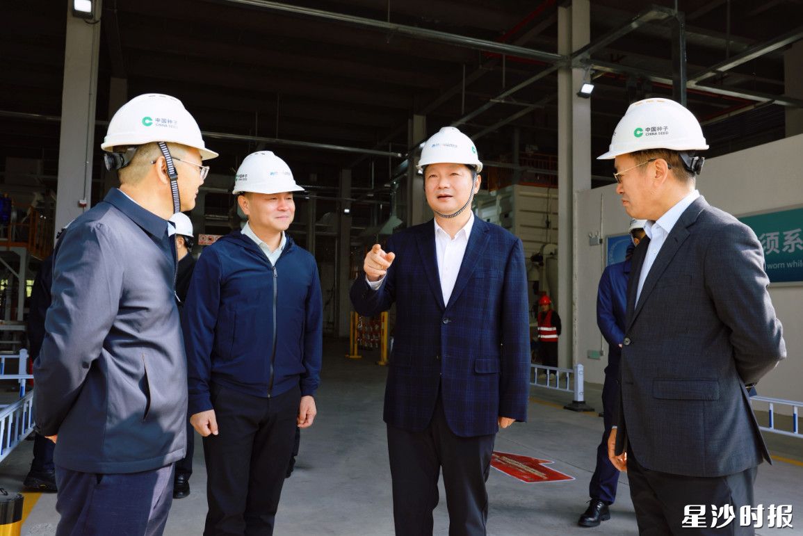 付旭明一行参观种质提升创新中心。 付旭明一行参观种质提升创新中心。