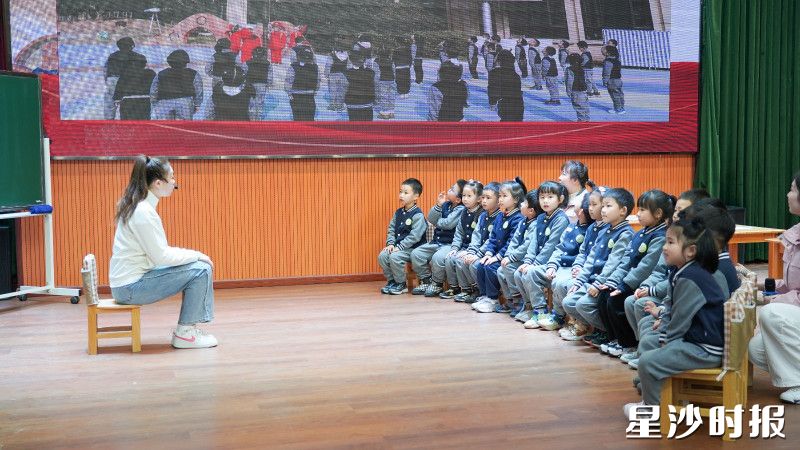 ͼΪ�׶�԰�������裬�Ϲ��졷չʾ������