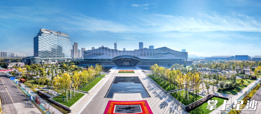 在长沙国际会议中心等重点项目映衬下,自贸会展区不断涌现澎湃发展动能。章帝 摄 在长沙国际会议中心等重点项目映衬下,自贸会展区不断涌现澎湃发展动能。章帝 摄