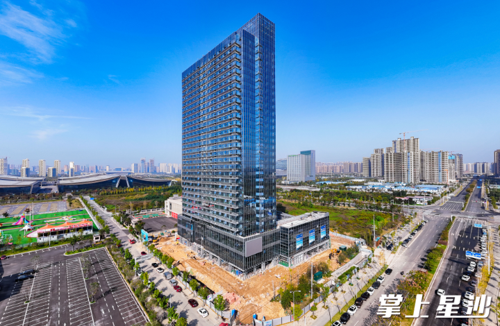 自贸人才公寓(公交综合体)约完成工程总量的80%,为人才安居乐业提供“拎包入住”的一站式服务。章帝 摄 自贸人才公寓(公交综合体)约完成工程总量的80%,为人才安居乐业提供“拎包入住”的一站式服务。章帝 摄