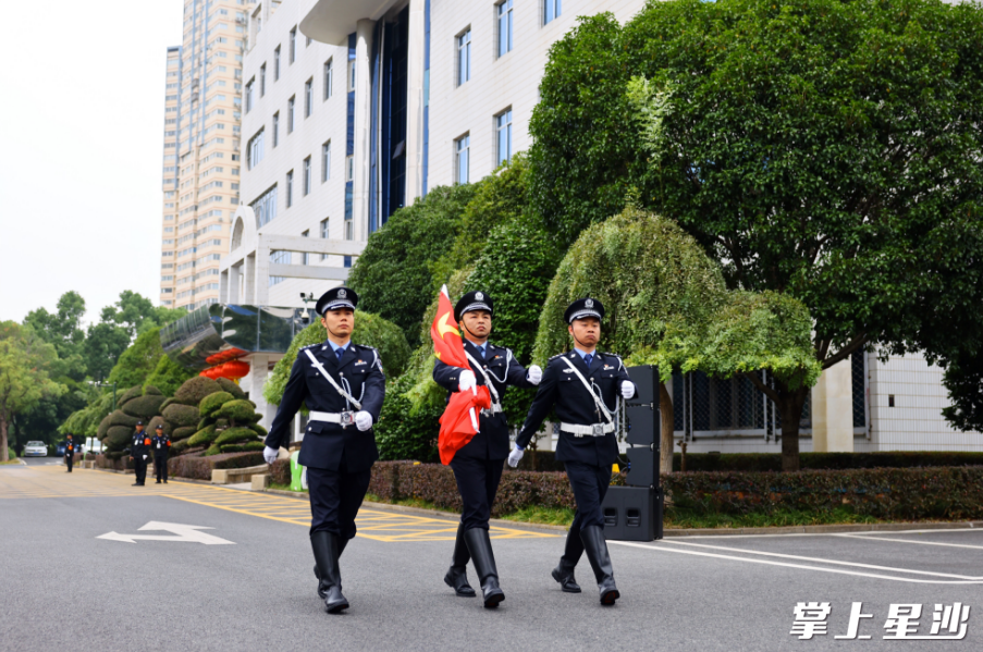 国旗护卫队迈着铿锵有力的步伐,护卫着五星红旗走向升旗台。均为曾诗怡 摄 国旗护卫队迈着铿锵有力的步伐,护卫着五星红旗走向升旗台。均为曾诗怡 摄