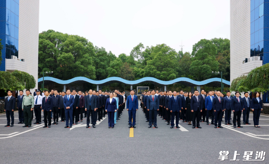 现场全体人员肃立,向国旗行注目礼并高唱国歌,祝福伟大祖国繁荣昌盛、国泰民安。 现场全体人员肃立,向国旗行注目礼并高唱国歌,祝福伟大祖国繁荣昌盛、国泰民安。