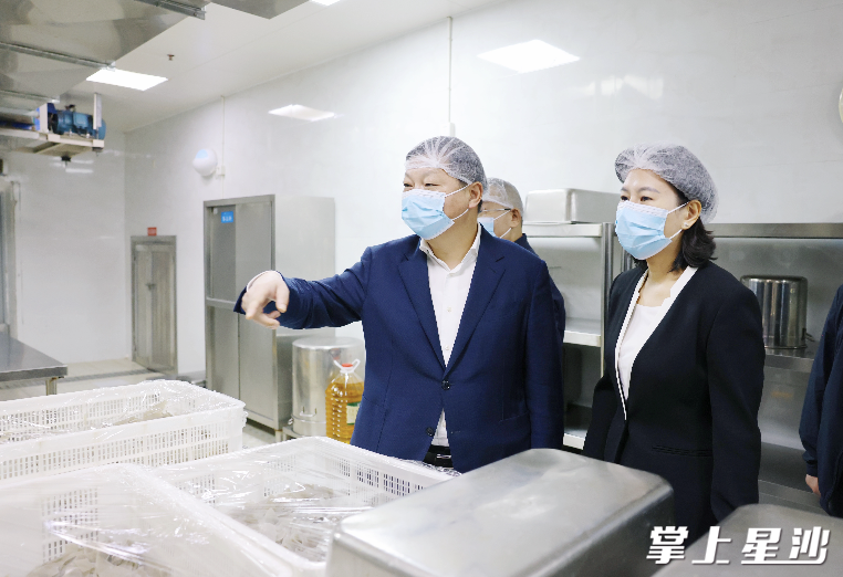 付旭明在湖南师大附中星沙实验学校调研。 付旭明在湖南师大附中星沙实验学校调研。