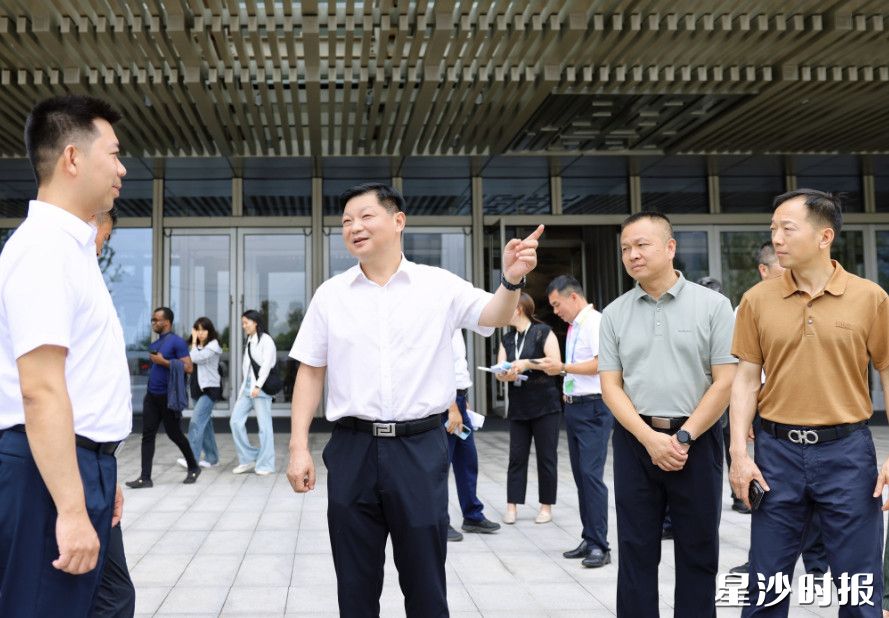 付旭明在长沙国际会议中心东门,检查博览会期间会务保障筹备情况及安保工作。 付旭明在长沙国际会议中心东门,检查博览会期间会务保障筹备情况及安保工作。