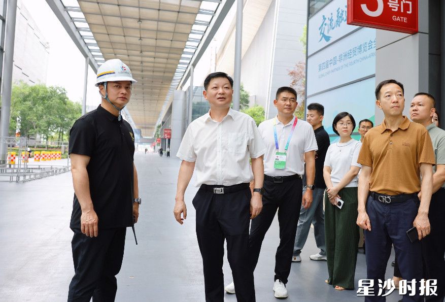 付旭明在长沙国际会展中心北登录厅,检查博览会筹备工作。均为曾诗怡 摄 付旭明在长沙国际会展中心北登录厅,检查博览会筹备工作。均为曾诗怡 摄