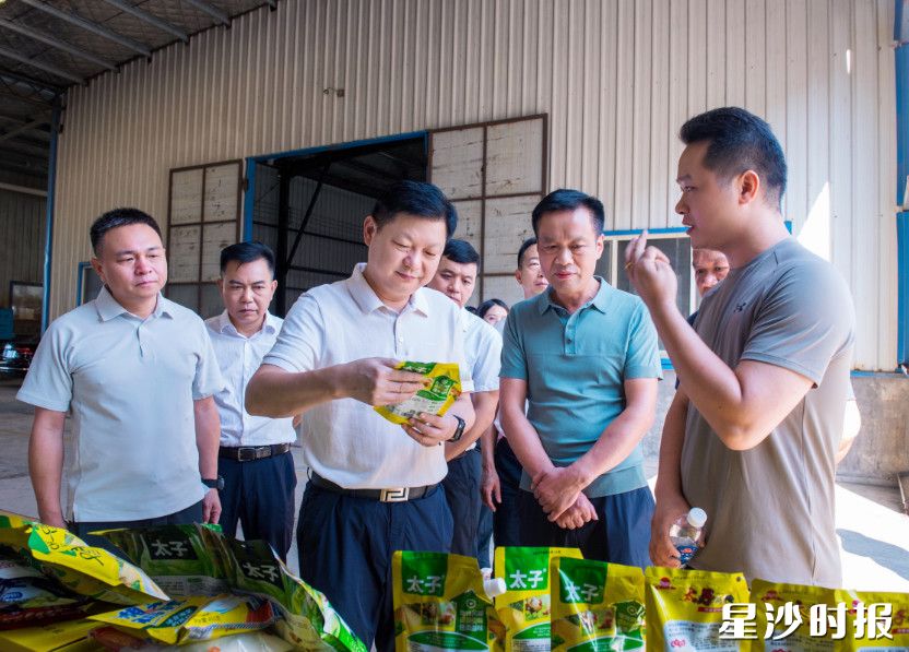 付旭明在湖南俏味食品有限公司(新厂区),调研盘活闲置资产、带动本地就业情况。均为刘思源 摄 付旭明在湖南俏味食品有限公司(新厂区),调研盘活闲置资产、带动本地就业情况。均为刘思源 摄