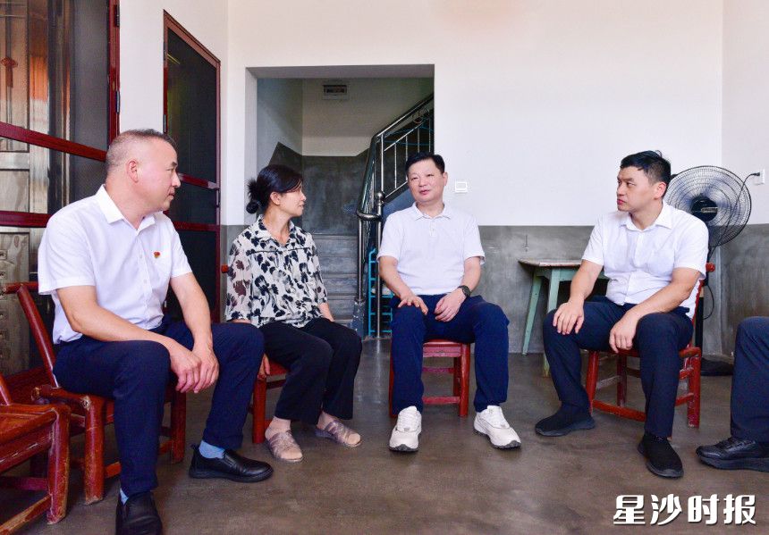 付旭明在刘耀林家,调研巩固拓展脱贫攻坚成果同乡村振兴有效衔接工作情况。