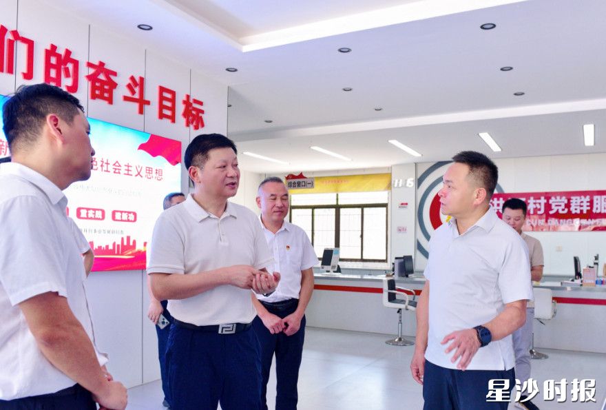 付旭明在洪河村村委会,调研青山铺镇二轮土地延包工作。