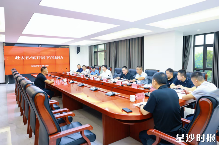 接访现场。叶尹浩 摄